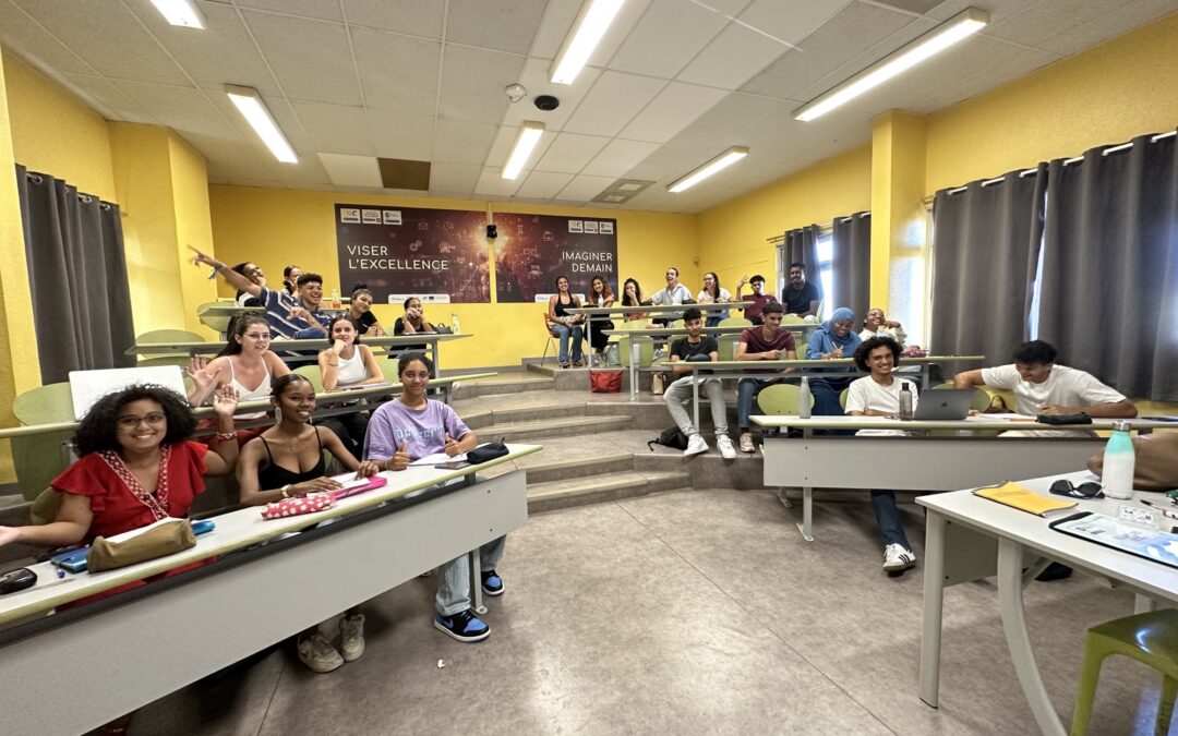 étudiants en amphithéâtre contents